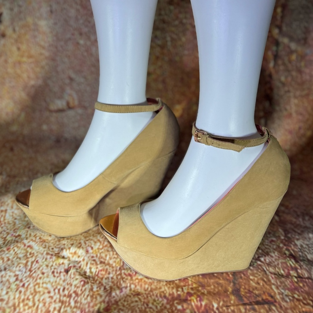Beige size 40 (9.5) Bershka suede wedges